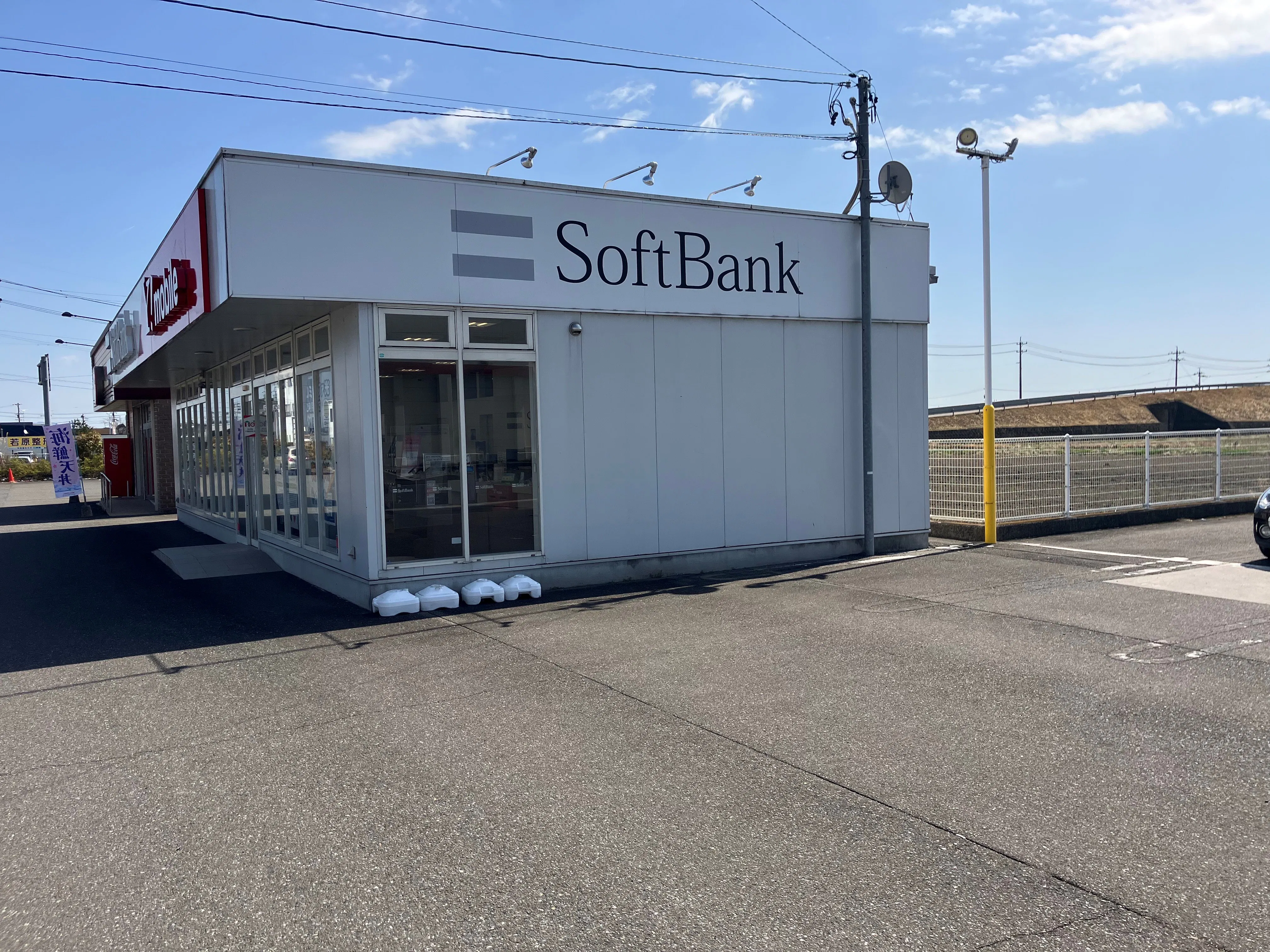 【岐阜県大野町】キッチンカー等の移動販売に最適なSoftbank揖斐大野店駐車場にある屋外スペース