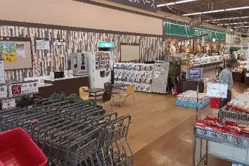 【マックスバリュ西根店】くつろぎスペース前 販促プロモーションに最適なスーパー店内催事イベントスペース