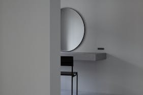 【祐天寺駅5分/1F】アパレル展示会に最適な明るいトーンのスムースモルタルの床と淡いグレーの壁のモダンな中に温かみのある撮影スタジオ