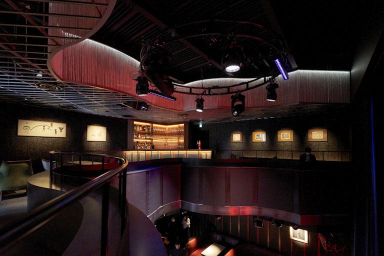 3階はアートに囲まれたラグジュアリーな雰囲気。2階と吹き抜けになっているので、VIP用や控え室としても。