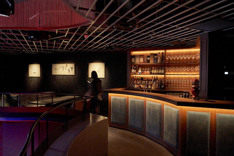 3階はアートに囲まれたラグジュアリーな雰囲気。2階と吹き抜けになっているので、VIP用や控え室としても。