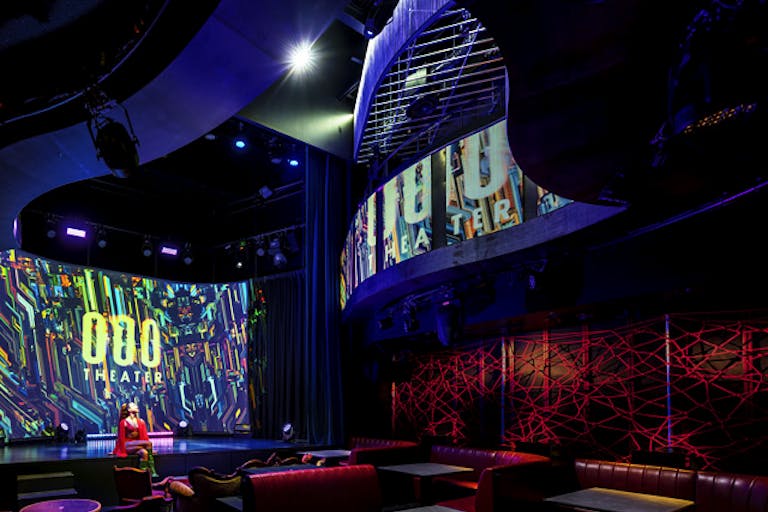 テーブル・ソファ利用の場合は着席100名、スタンディング150~200名収容可能。