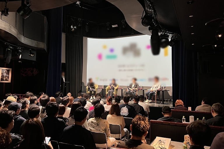 大型スクリーン完備。セミナー形式での利用時は最大130名着席可能です。