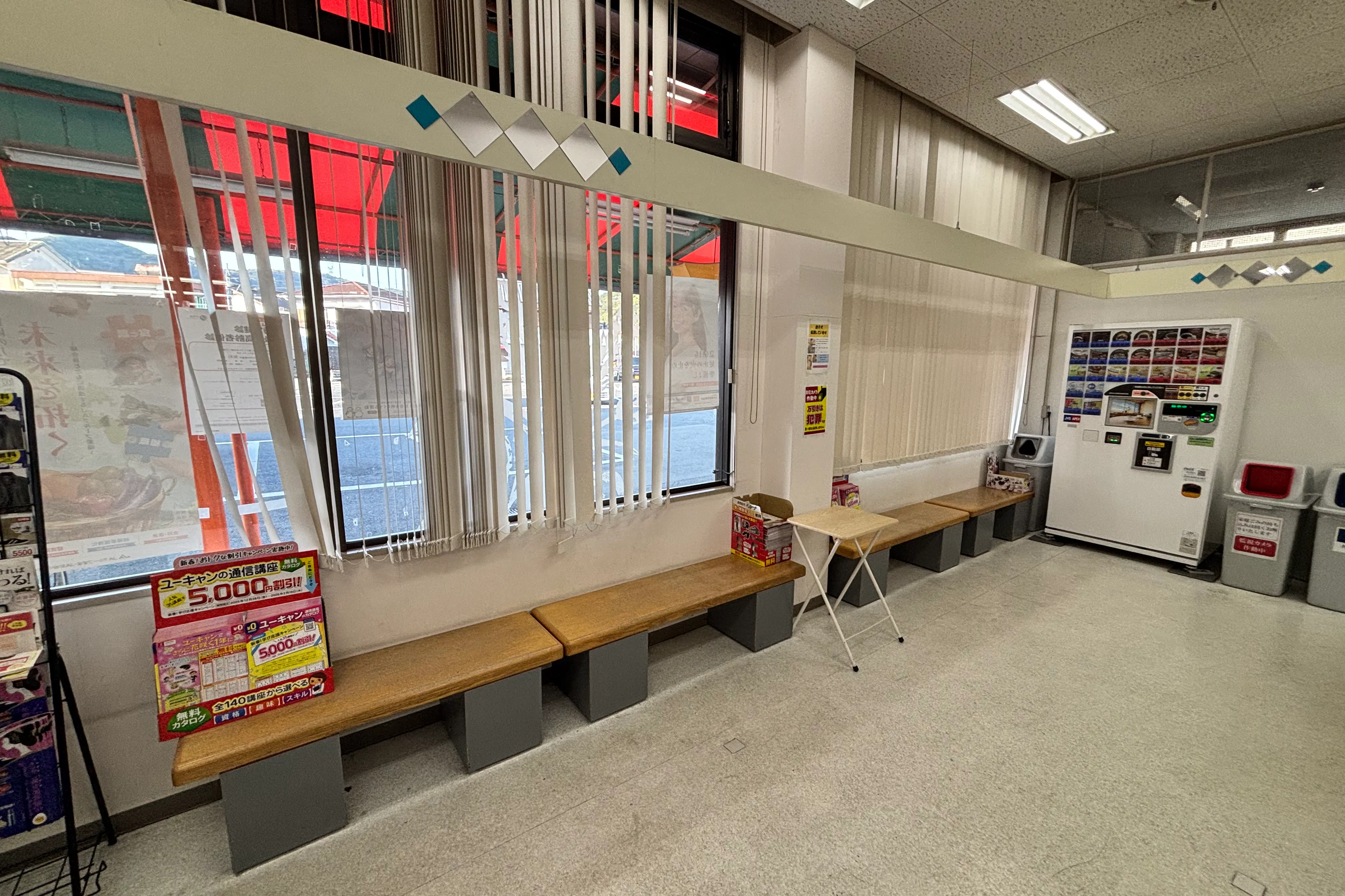 【Aコープつしま店】食物販や販促イベントに最適な店内入口すぐのカート置き場横スペース