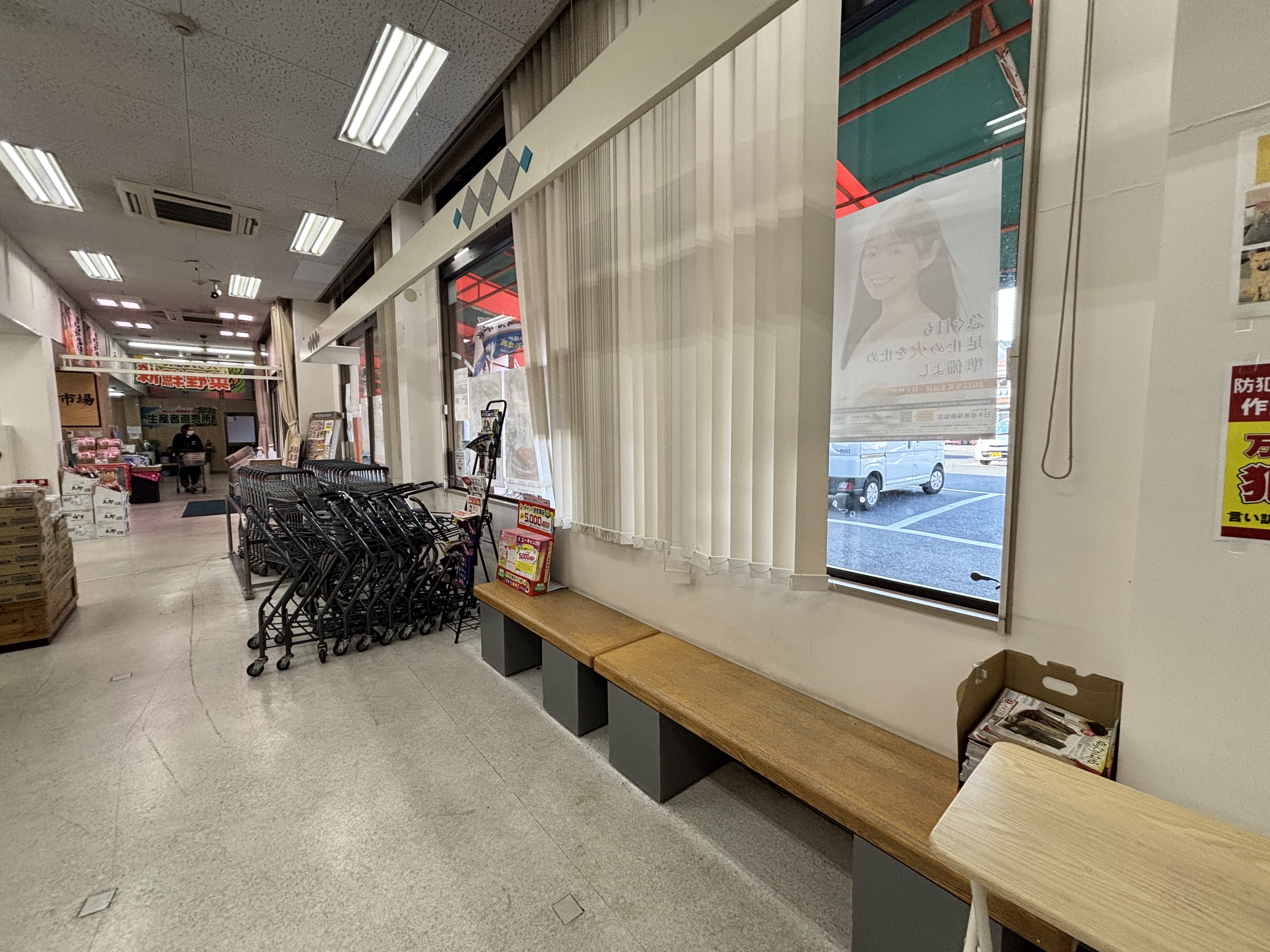 【Aコープつしま店】食物販や販促イベントに最適な店内入口すぐのカート置き場横スペース