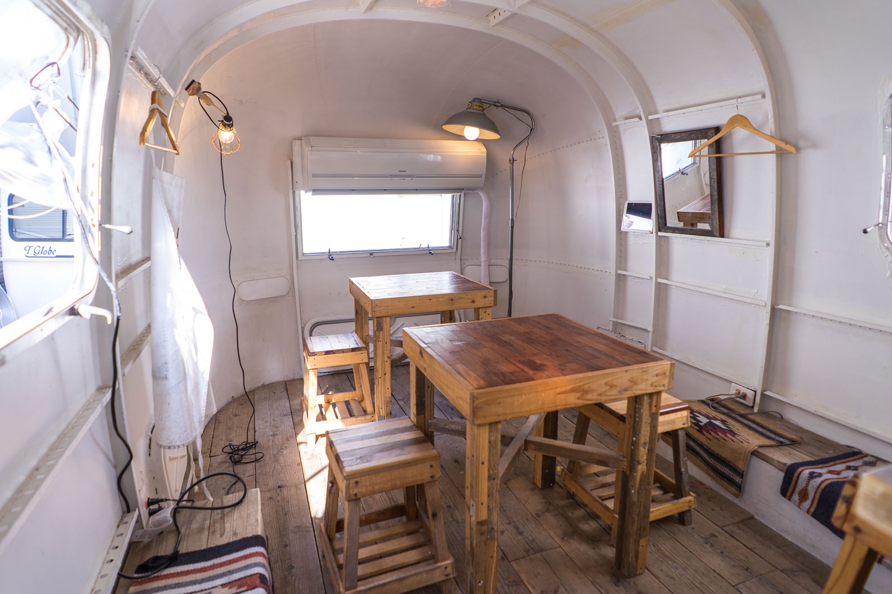 トレーラーハウス内には座席もあります