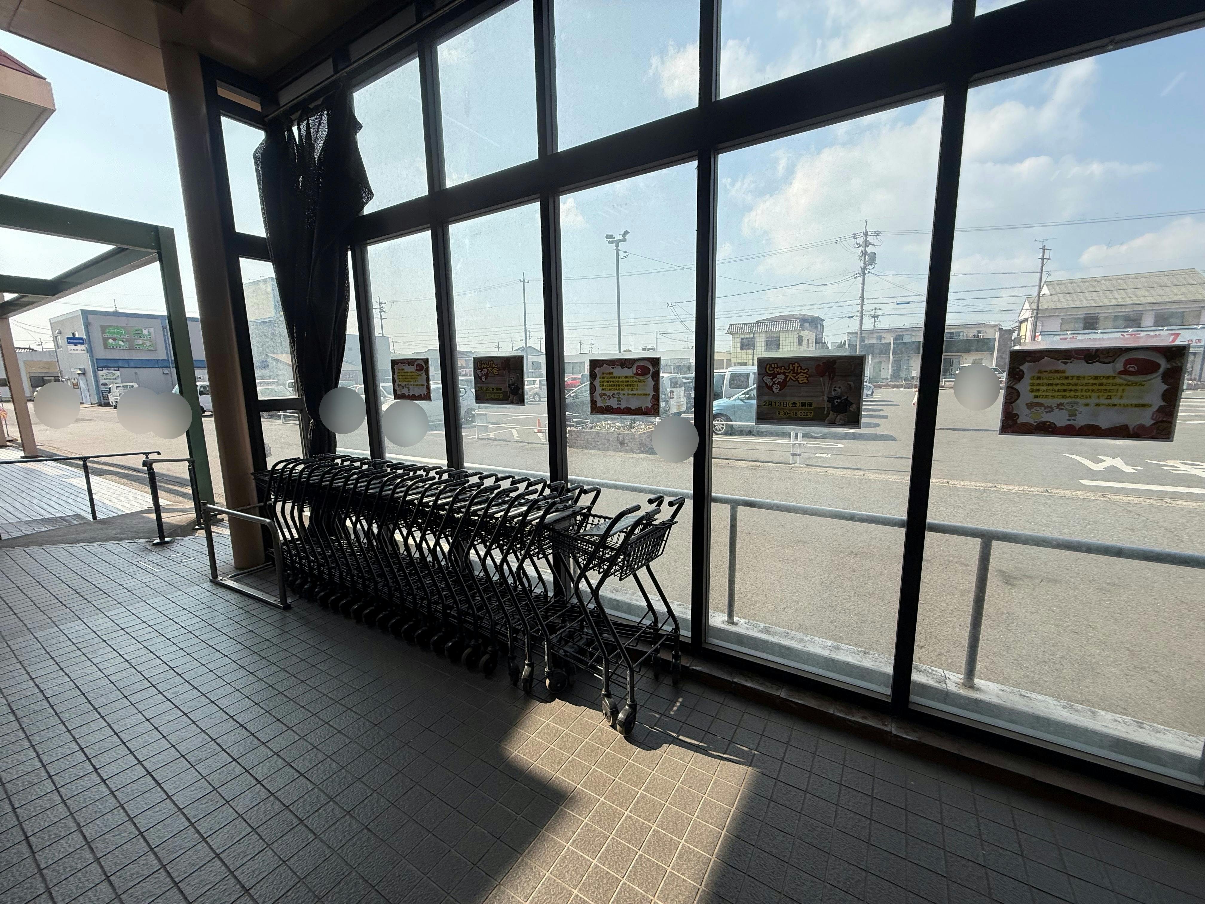 【Aコープ一色店】食物販や販促イベントに最適な軒下カート横スペースの画像