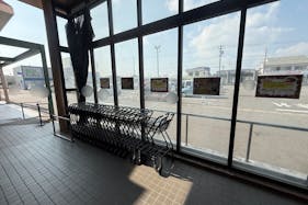 【Aコープ一色店】食物販や販促イベントに最適な軒下カート横スペース