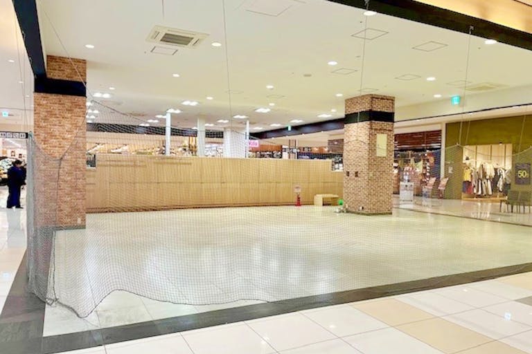 【イオンタウン成田富里】プロモーションイベントや各種物販イベントに最適なエスカレーター前に位置する区画タイプのスペースの画像1