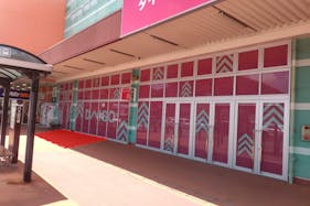 【ミスターマックス 時津店】ダイソー軒下①(ミスターマックス側) 物販用途に最適な総合ディスカウントストアの催事イベントスペース