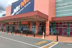 【ミスターマックス 時津店】ダイソー軒下①(ミスターマックス側) 物販用途に最適な総合ディスカウントストアの催事イベントスペース