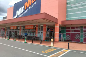 【ミスターマックス 時津店】ダイソー軒下①(ミスターマックス側) 物販用途に最適な総合ディスカウントストアの催事イベントスペース