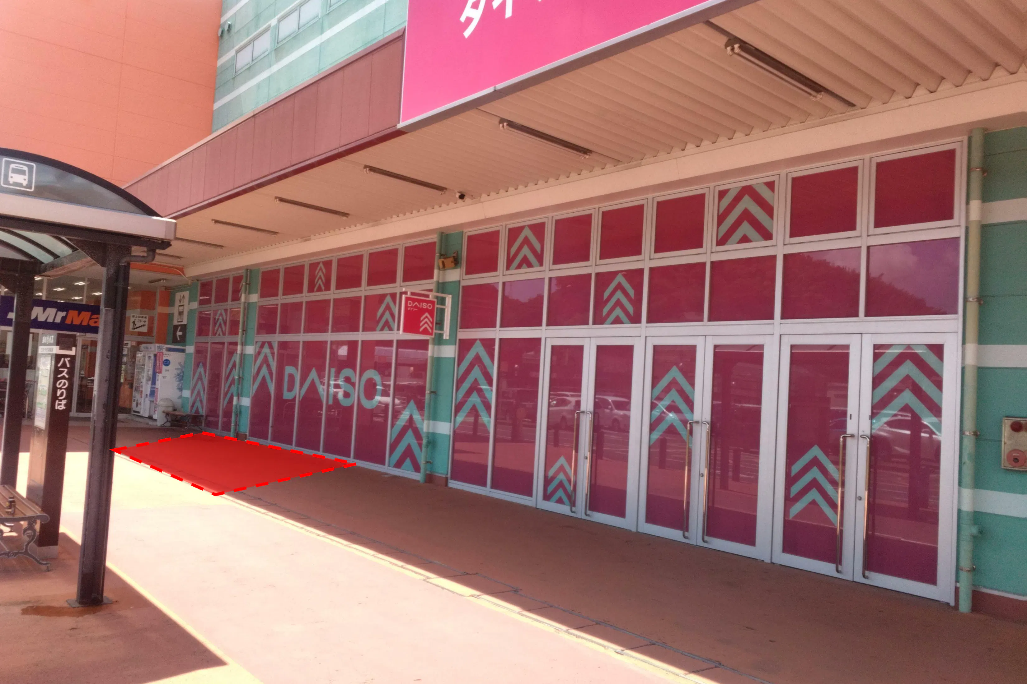 【ミスターマックス 時津店】ダイソー軒下①(ミスターマックス側) 物販用途に最適な総合ディスカウントストアの催事イベントスペース