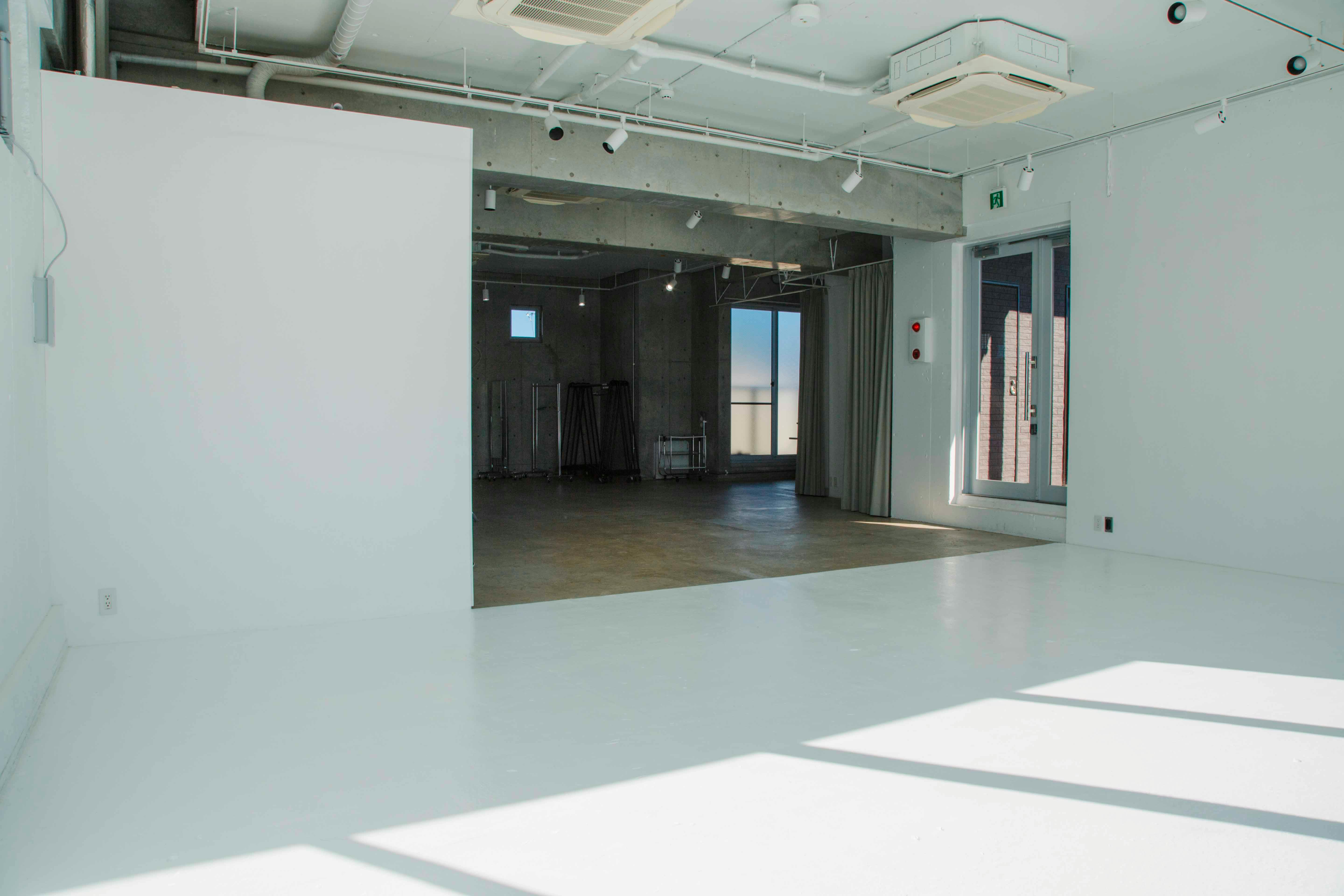 【代々木上原駅3分】展示会場や撮影に最適な自然光が1日中入る白とコンクリートのシンプルなスタジオ