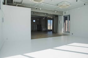 【代々木上原駅3分】展示会場や撮影に最適な自然光が1日中入る白とコンクリートのシンプルなスタジオ