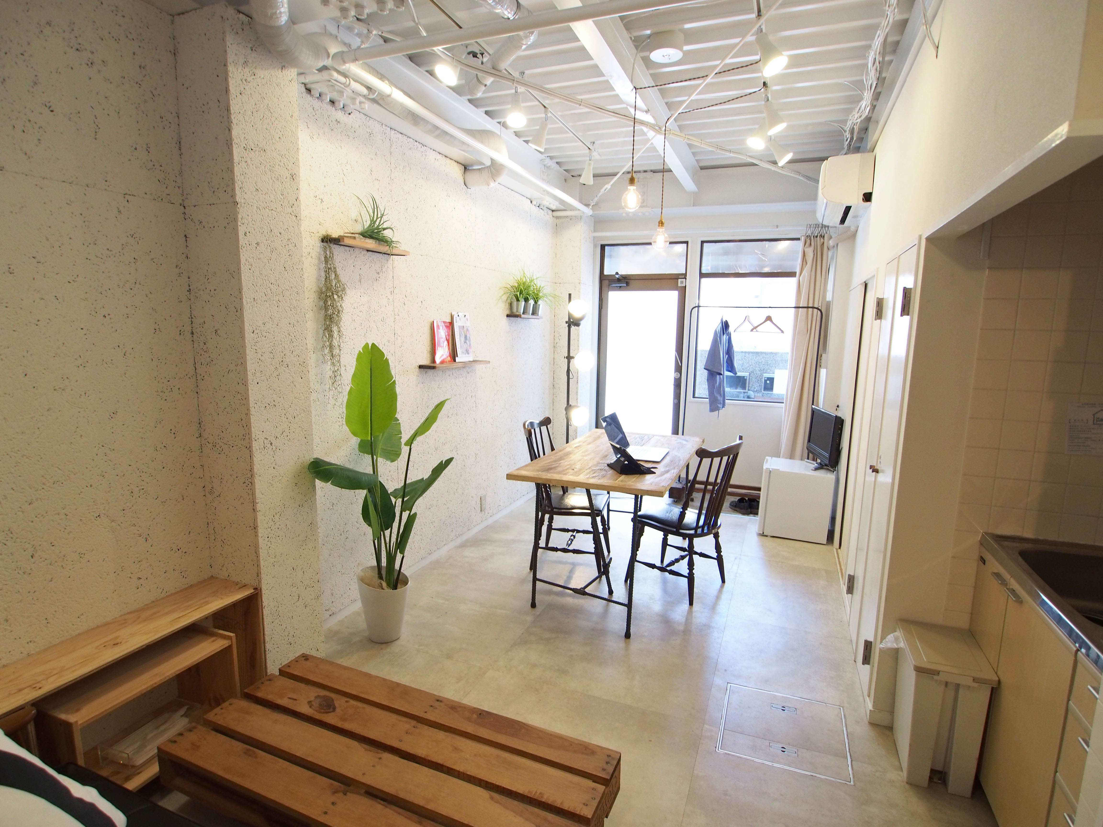 路面に面した窓から自然光が入ります。