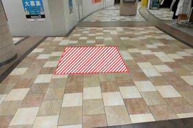 【あまがさきキューズモール】あまがさきキューズモール【メディア】「⑧‐aフロアシート(通路・出入口付近)」