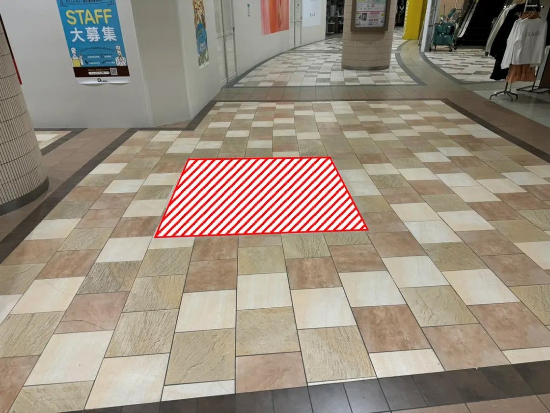 【あまがさきキューズモール】あまがさきキューズモール【メディア】「⑧‐aフロアシート(通路・出入口付近)」の画像