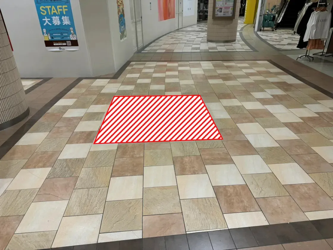 【あまがさきキューズモール】あまがさきキューズモール【メディア】「⑧‐aフロアシート(通路・出入口付近)」の画像