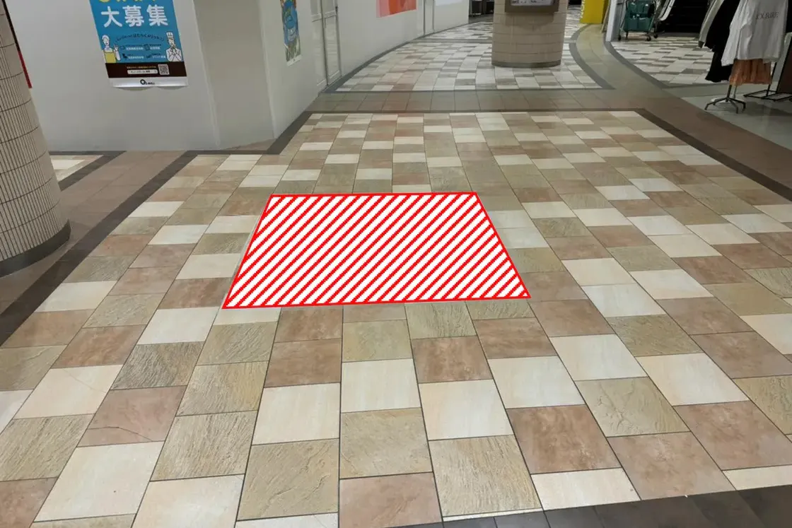 【あまがさきキューズモール】あまがさきキューズモール【メディア】「⑧‐aフロアシート(通路・出入口付近)」