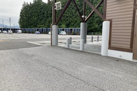 【ダイナム栃木今市店】キッチンカーや各種プロモーションイベントに最適なアミューズメント施設のイベントスペース(付属棟前)