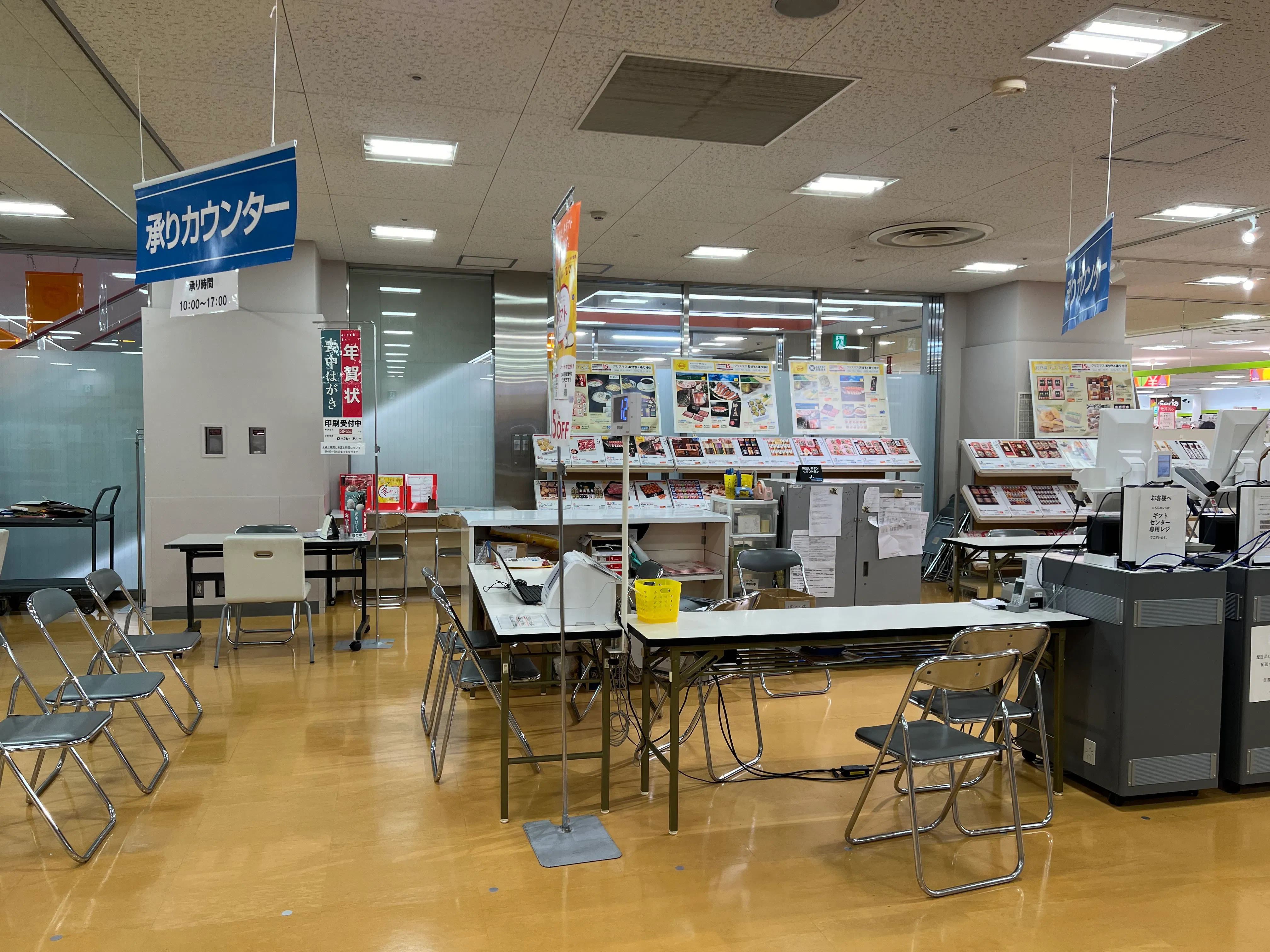 【西友　清瀬店】3Fレジ横ギフト売場　プロモーション用途や物販、食物販のポップアップストアに最適なスーパー店内催事イベントスペース ※2026/6/1(月)～8/16(日)期間：3F下りエスカレーター脇