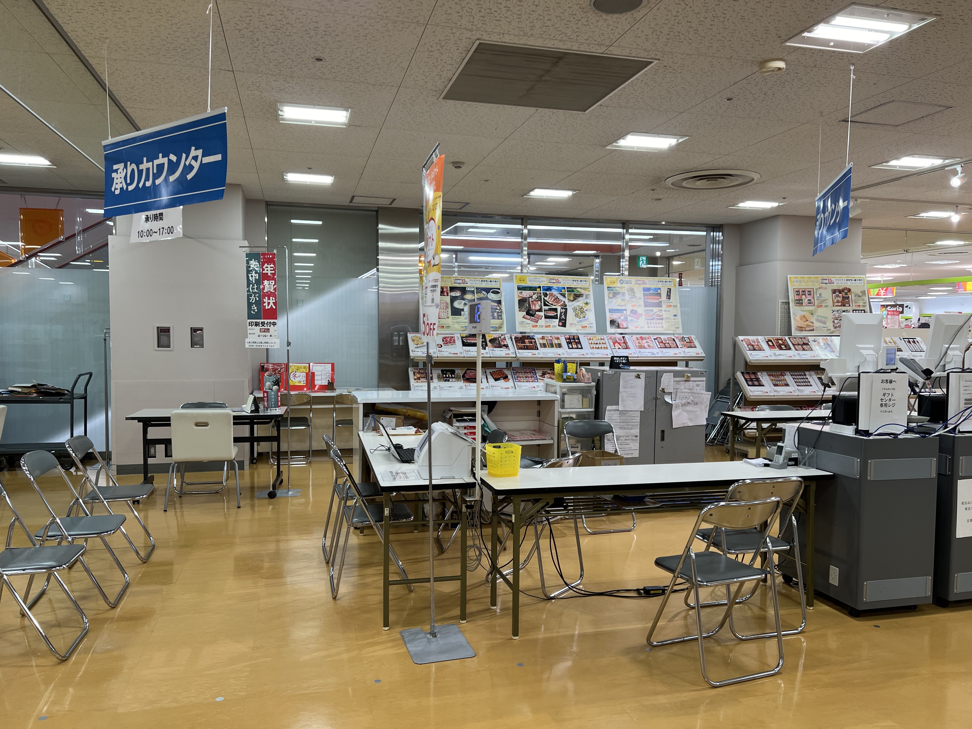 【西友　清瀬店】3Fレジ横ギフト売場　プロモーション用途や物販、食物販のポップアップストアに最適なスーパー店内催事イベントスペース ※2026/6/1(月)～8/16(日)期間：3F下りエスカレーター脇