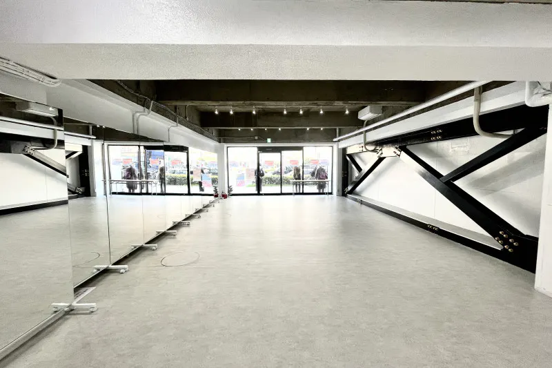 【大森海岸駅6分/ガラス張りで綺麗な開放感のあるスタジオ】食物販や出張販売、撮影やワークショップ・各種レッスンに最適な白を基調とした路面のイベントスペース