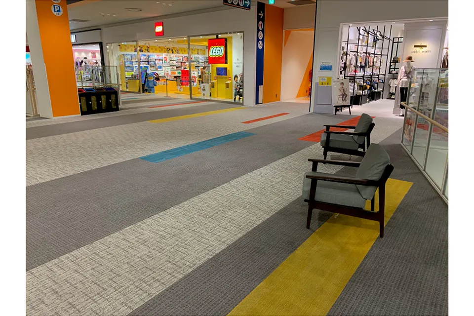 【ららぽーと名古屋みなとアクルス】3階 南東エスカレーター前