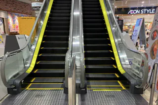 【イオンモール今治新都市】モール内広告 エスカレーター