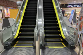 【イオンモール今治新都市】モール内広告 エスカレーター