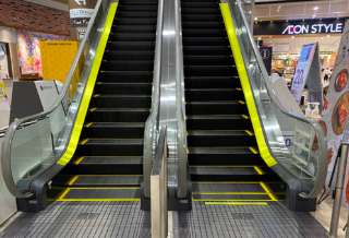 【イオンモール今治新都市】モール内広告 エスカレーター