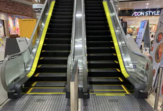 【イオンモール今治新都市】モール内広告 エスカレーター