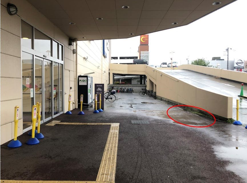 【フレスポ府中】キッチンカーやプロモーションに利用可能なロピアやユニクロなどが入居している商業施設の屋外入り口側イベントスペースの画像