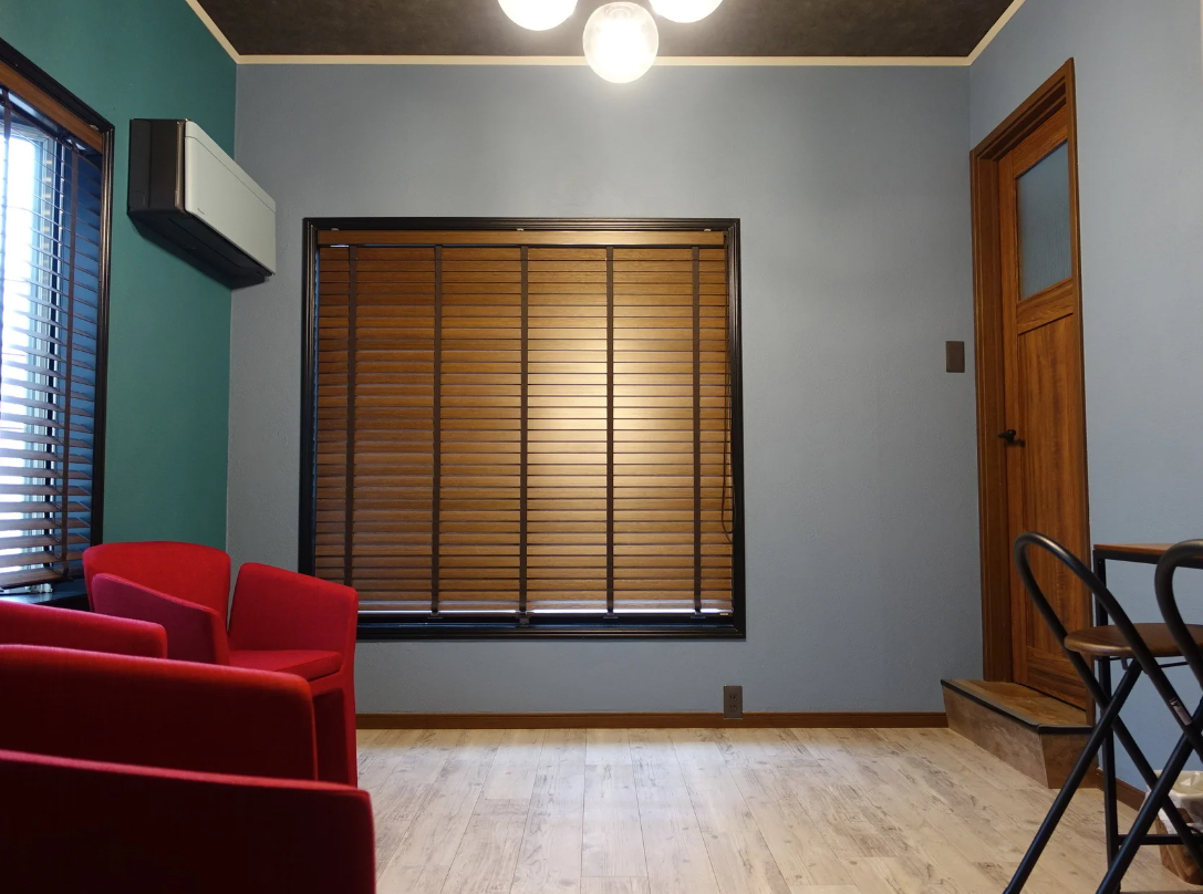 【２階】グリーンのクロスが映える洋室