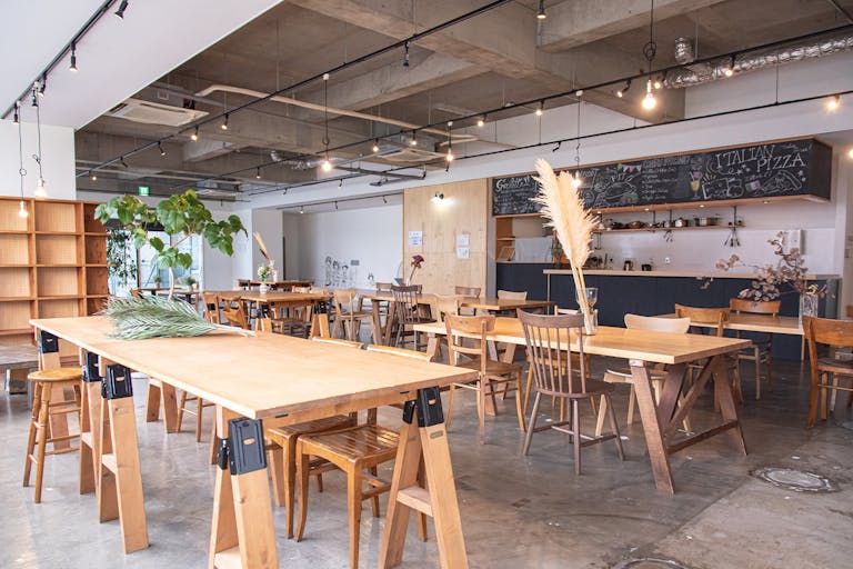 机椅子等の備品は撤去可能です。