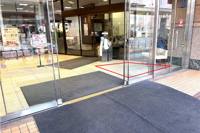 【さくら野百貨店本店】催事プロモーションや物販イベントに最適なインバウンド観光客も訪れる風除室特設スペースの画像2