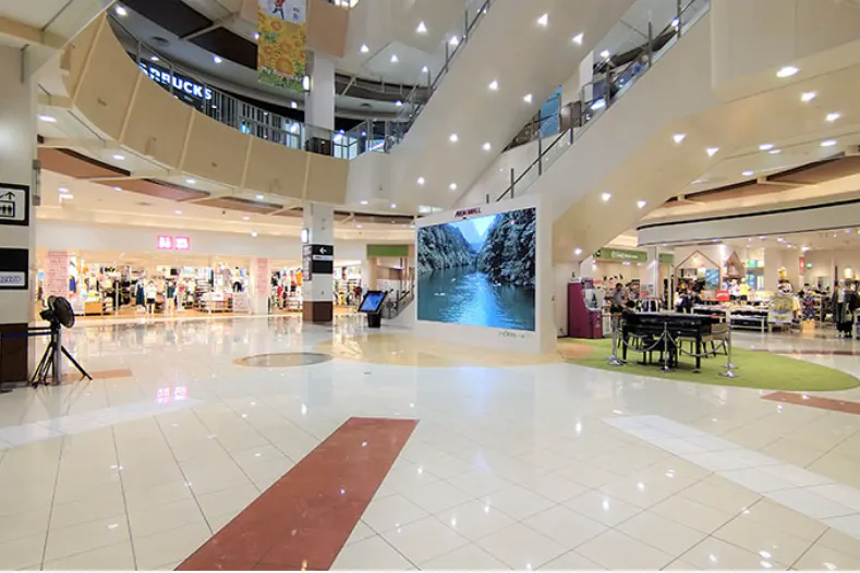 【イオンモール日の出】1F メインコート