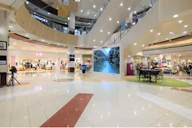 【イオンモール日の出】1F メインコート