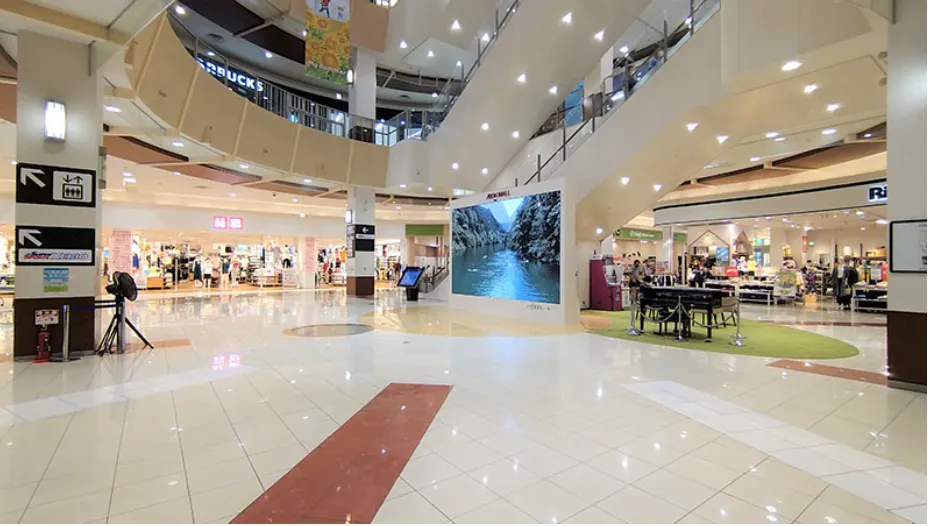 【イオンモール日の出】1F メインコートの画像