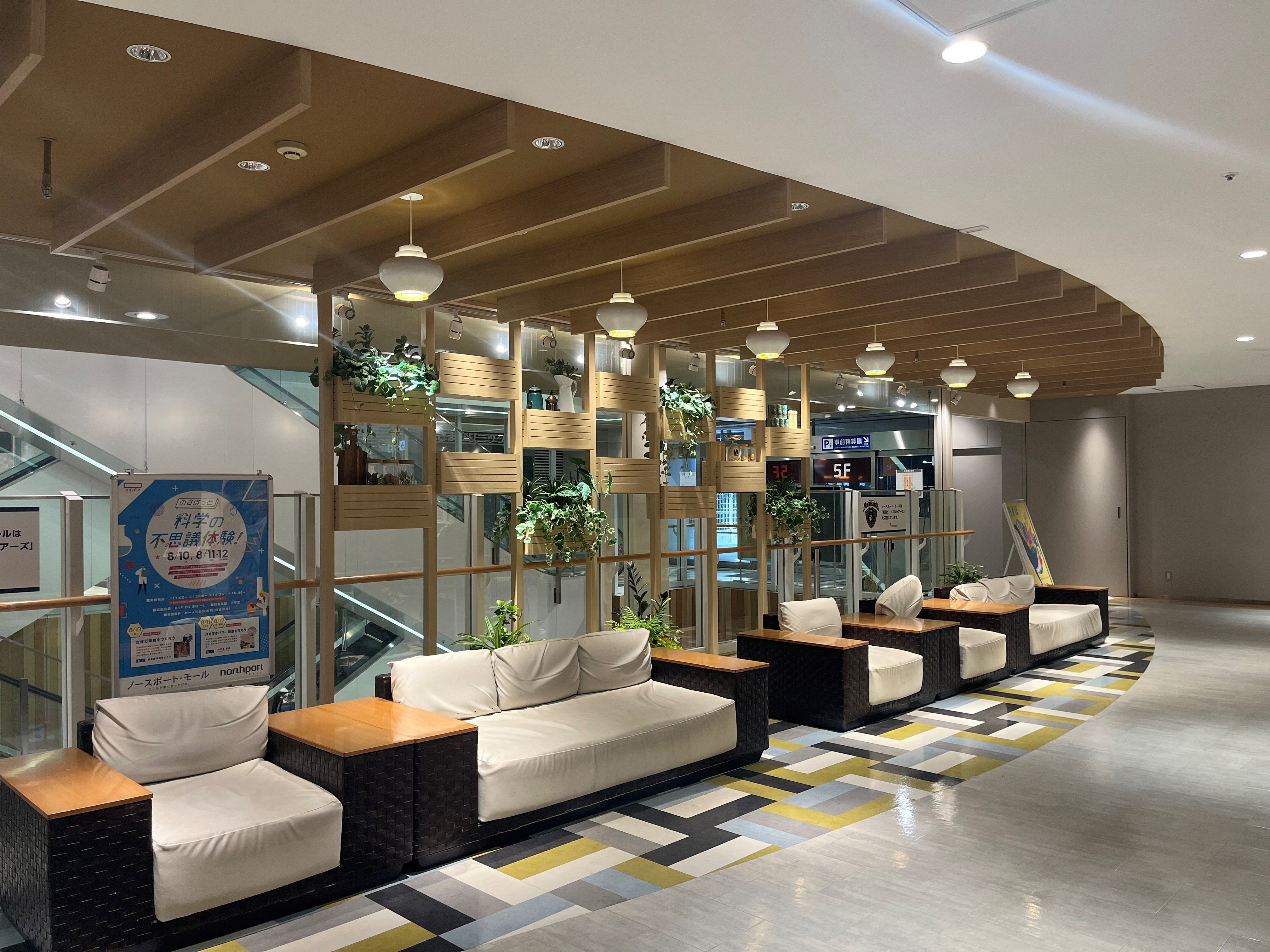 【ノースポート・モール】「5F-1区画（レストスペース）」ポップアップストアやプロモーションに適したエスカレーター前イベントスペース