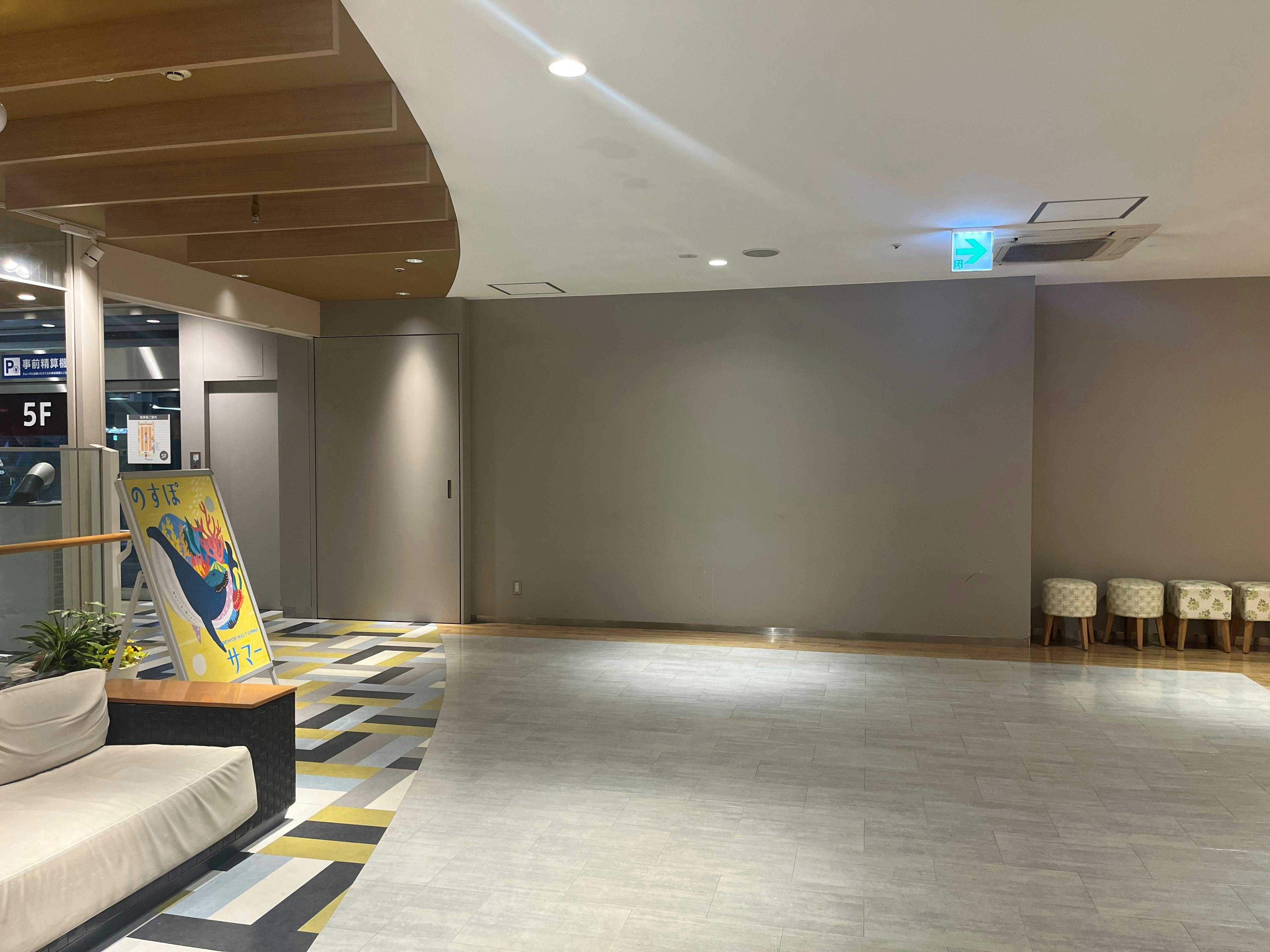【ノースポート・モール】「5F-1区画（レストスペース）」ポップアップストアやプロモーションに適したエスカレーター前イベントスペースの画像