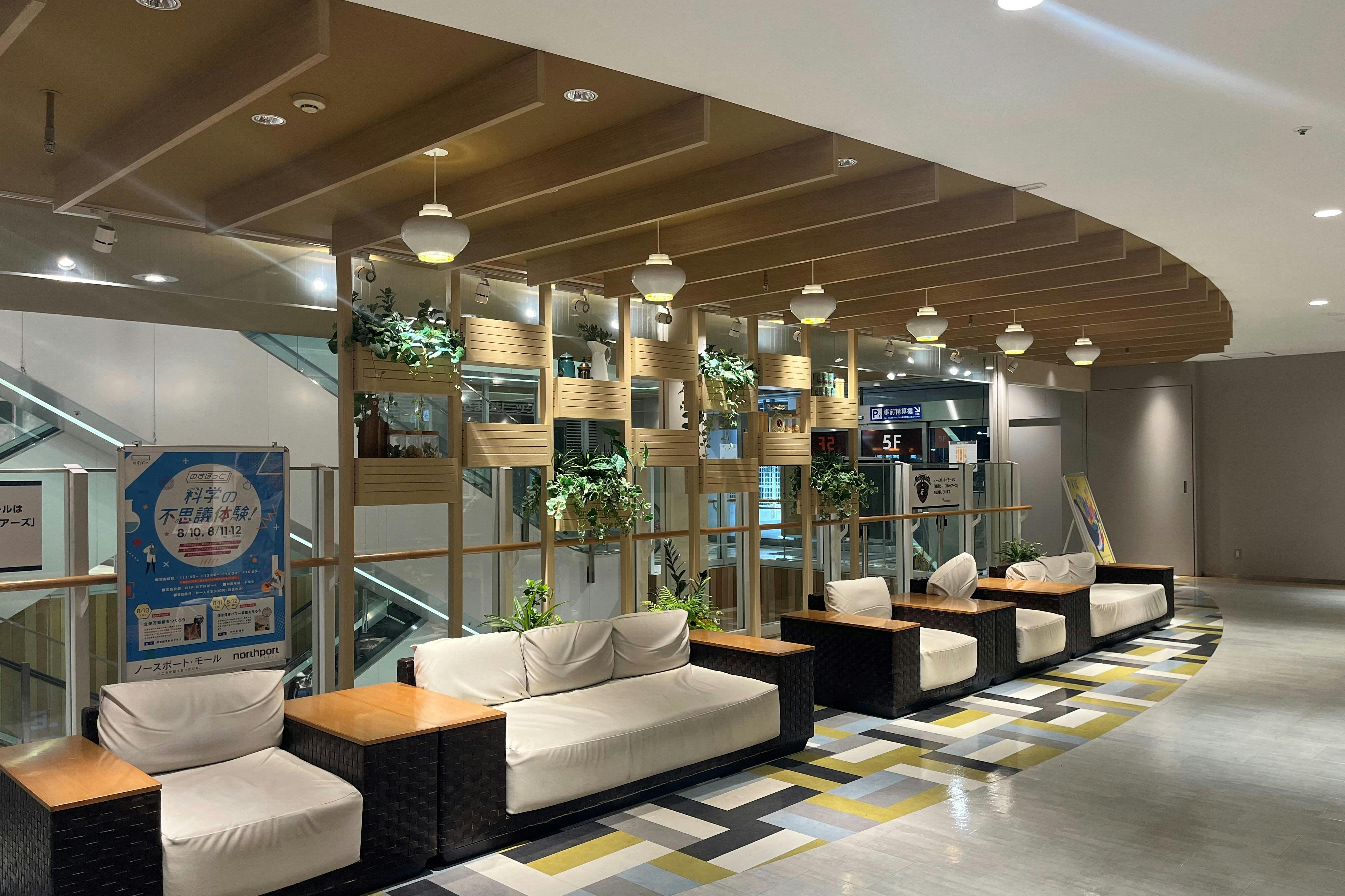 【ノースポート・モール】「5F-1区画(レストスペース)」ポップアップストアやプロモーションに適したエスカレーター前イベントスペース