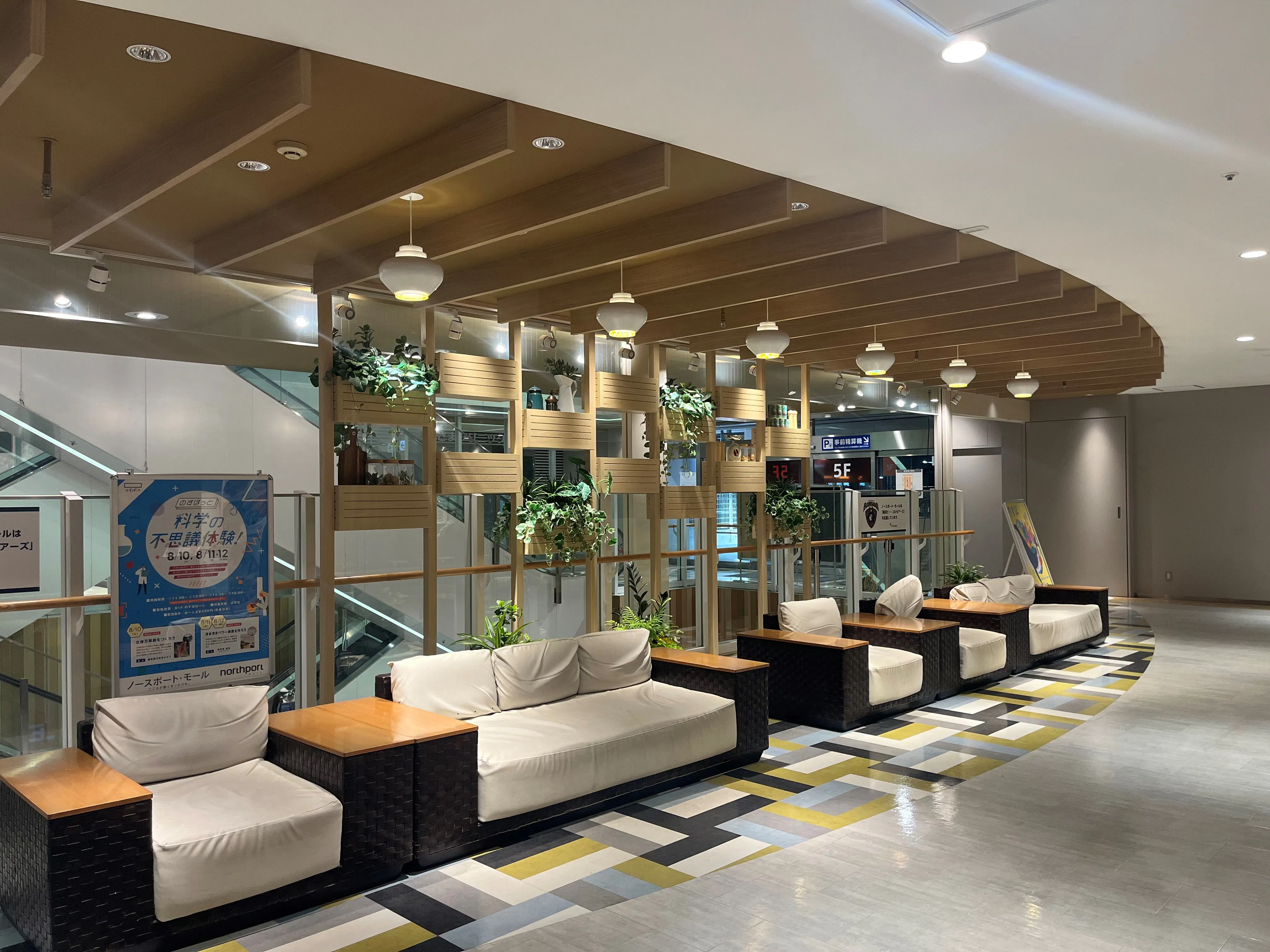 【ノースポート・モール】「5F-1区画(レストスペース)」ポップアップストアやプロモーションに適したエスカレーター前イベントスペース