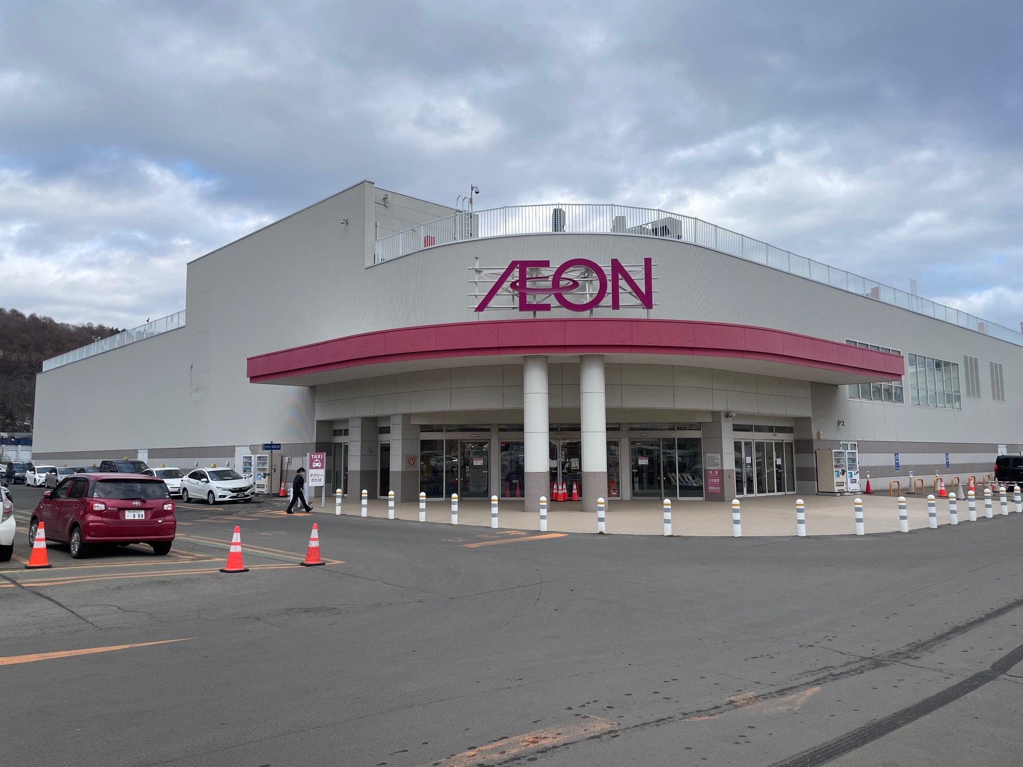 【イオン札幌藻岩店】正面出入口横