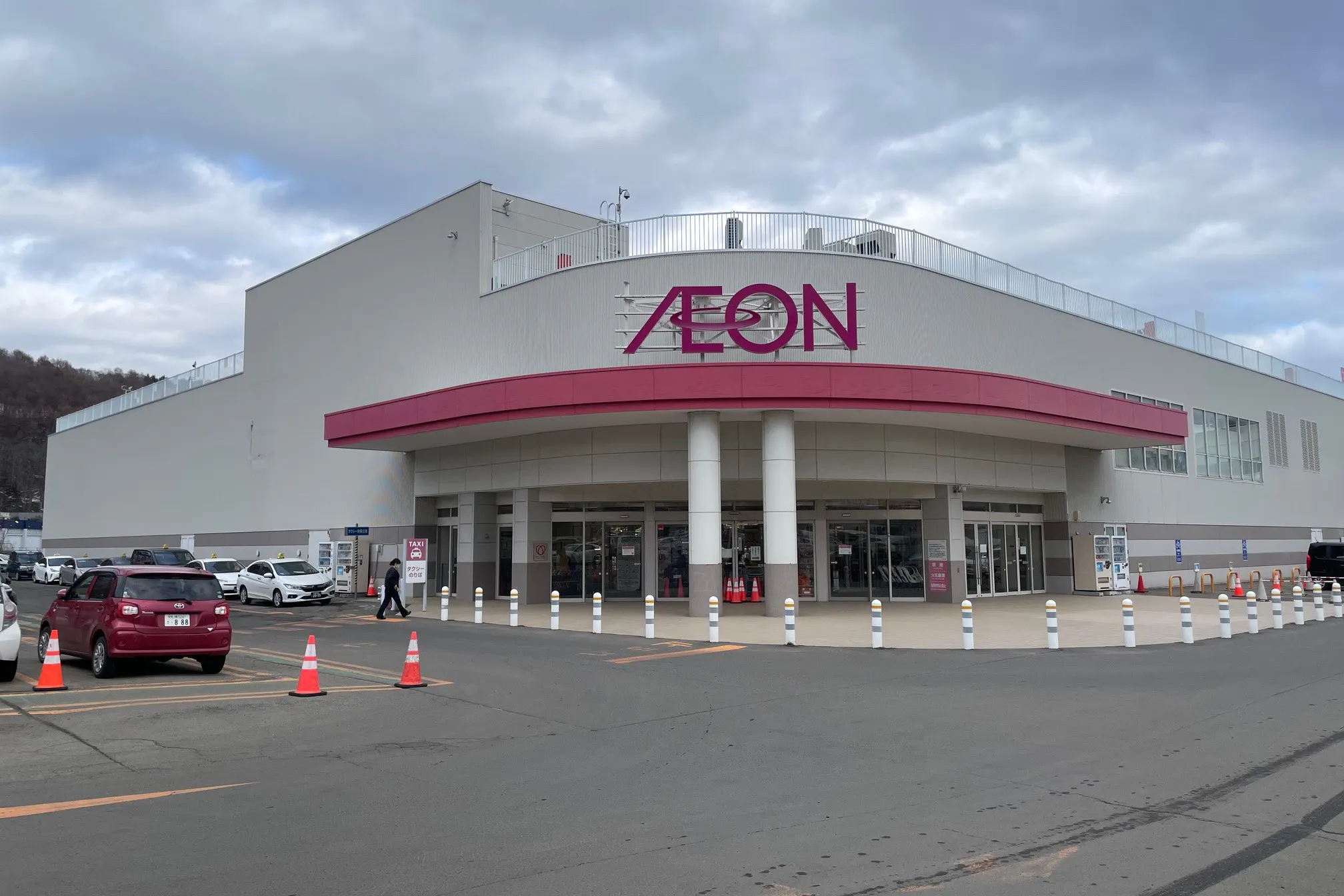 【イオン札幌藻岩店】正面出入口横
