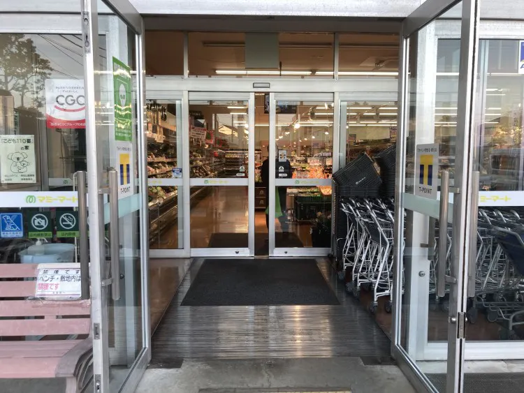 【マミーマート松風台】販促プロモーションに最適な1階青果側入口付近風除室にある催事スペース