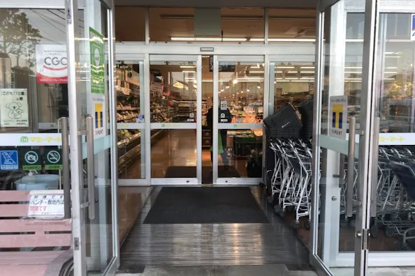 【マミーマート松風台】販促プロモーションに最適な1階青果側入口付近風除室にある催事スペース