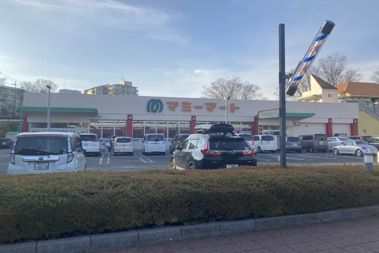 【マミーマート松風台】販促プロモーションに最適な1階青果側入口付近風除室にある催事スペース
