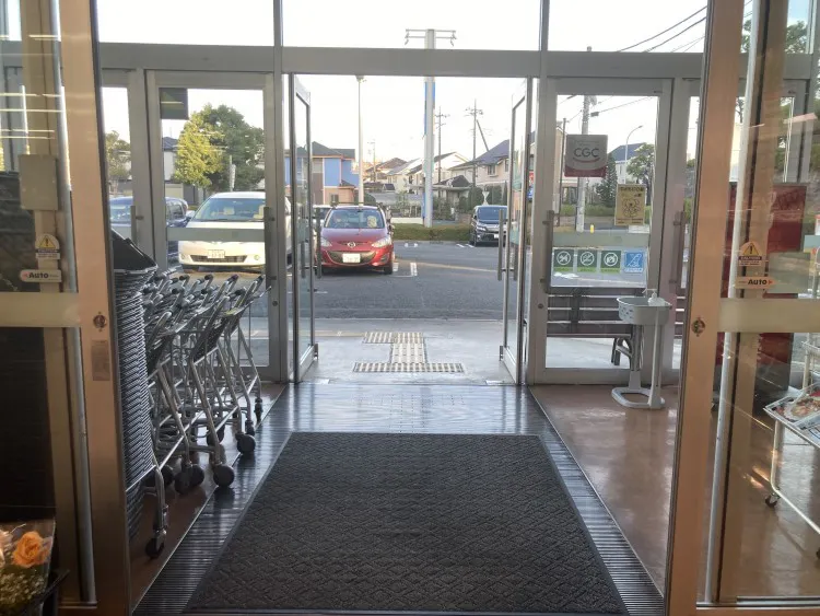 【マミーマート松風台】販促プロモーションに最適な1階青果側入口付近風除室にある催事スペース